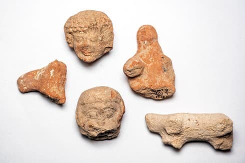 Figuras de cerámica con formas de mujeres animales descubiertos en el lugar. (Yaniv Barman/Autoridad de Antigüedades de Israel) Figuras de cerámica con formas de mujeres animales descubiertos en el lugar.