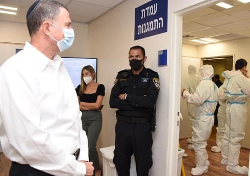 El ministro de salud, Yuli Edelstein, recorre el Hospital Ichilov en Tel Aviv. (Gentileza) El ministro de salud, Yuli Edelstein, recorre el Hospital Ichilov en Tel Aviv.