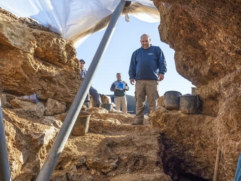 El arqueólogo Natan Ben-Ari en el área de excavaciones en Jerusalem. (Yaniv Barman/Autoridad de Antigüedades de Israel) El arqueólogo Natan Ben-Ari en el área de excavaciones en Jerusalem.