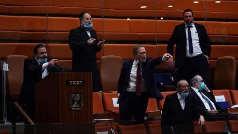Los parlamentarios ultraortodoxos expresan su furia tras la votación del proyecto de ley para prohibir las terapias de conversión gay. (Canal de la Knesset) Los parlamentarios ultraortodoxos expresan su furia tras la votación del proyecto de ley para prohibir las terapias de conversión gay.