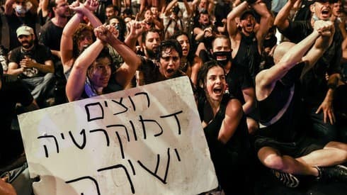 Manifestantes piden la renuncia del primer ministro Benjamín Netanyahu en Jerusalem. (Alex Kolomoisky) Manifestantes piden la renuncia del primer ministro Benjamín Netanyahu en Jerusalem.