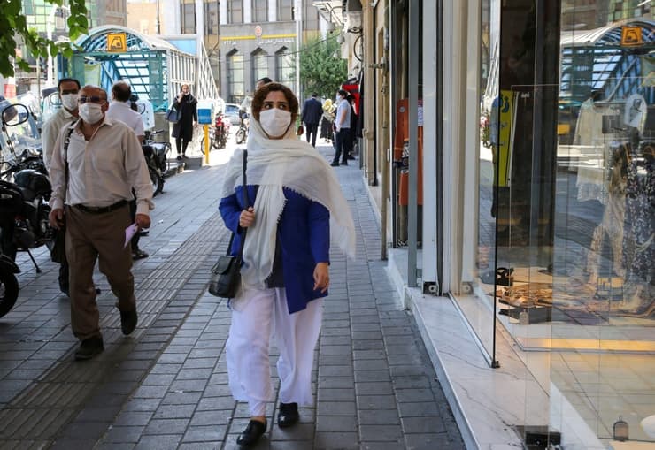 Iraníes con máscaras de protección en Teherán. 