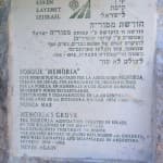 Placa ubicada en el Bosque de la Memoria.