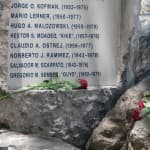 Placa ubicada en el Bosque de la Memoria.