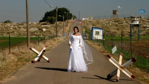 La novia siria muestra cómo los conflictos internacionales afectan la vida de la gente común. La novia siria muestra cómo los conflictos internacionales afectan la vida de la gente común.