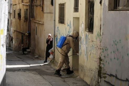 Un trabajador de salud palestino desinfectando una casa en Belén.