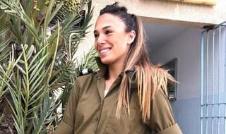 Tehila Levi con el uniforme de soldado.