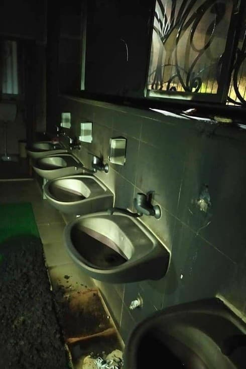 La sala de baño fue alcanzada por el fuego.