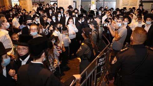 Ultraortodoxos protestan contra la restricción a la circulación impuesta por el Ministerio de Salud. (Alex Kolomoisky) Ultraortodoxos protestan contra la restricción a la circulación impuesta por el Ministerio de Salud en su barrio.