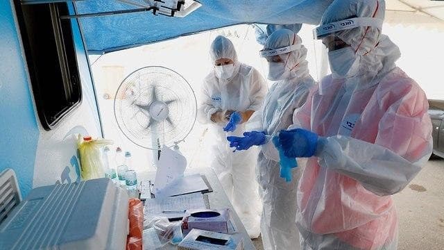 Realización de test por coronavirus cerca de Tel Aviv. 