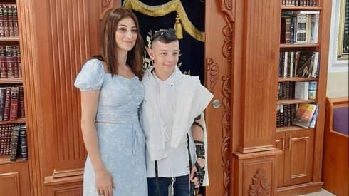 “No sé cómo voy a pagar las deudas sin trabajo, pero tengo que hacer todo por mis hijos, para que tengan comida y un lugar donde vivir”. Karina Karpov con su hijo Aviel. (Oren Assulin) “No sé cómo voy a pagar las deudas sin trabajo, pero tengo que hacer todo por mis hijos, para que tengan comida y un lugar donde vivir”. Karina Karpov con su hijo Aviel.