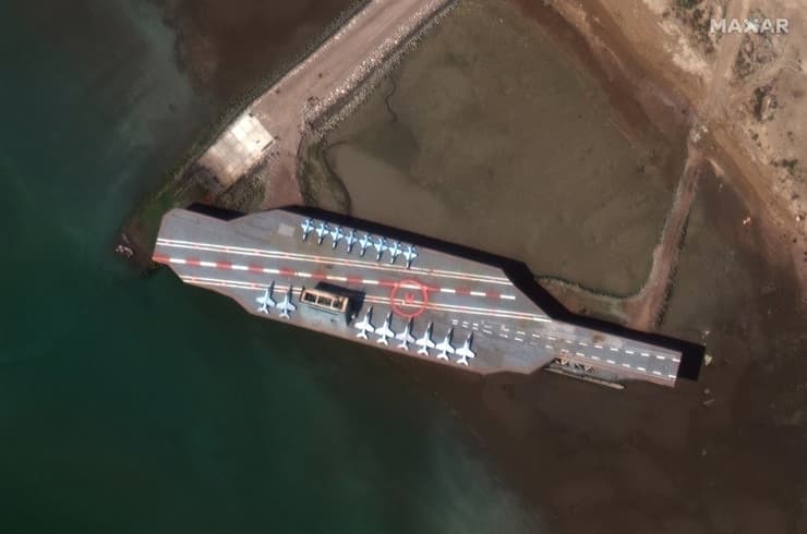 La maqueta de portaaviones que construyó Iran para el ejercicio militar. 