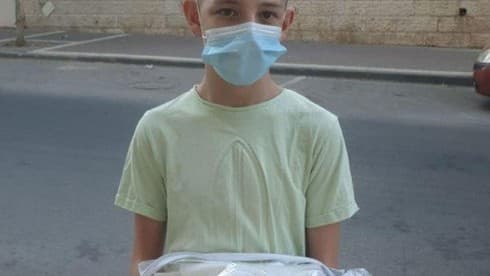 Aviel Karpov con sus tefilín nuevos. 