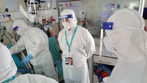 Yuli Edelstein, ministro de Salud, visita la sala de atención por coronavirus en el Centro Médico Sheba. Yuli Edelstein, ministro de Salud, visita la sala de atención por coronavirus en el Centro Médico Sheba.