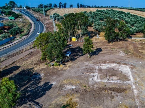 Vista aérea de una iglesia de 1.300 años de antigüedad en el pueblo de Kfar Kama, cerca del monte Tabor.