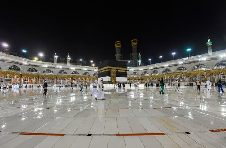 Pocos fieles alrededor de la Kaaba, el santuario más sagrado del islam.