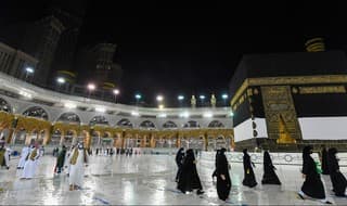Pocos fieles alrededor de la Kaaba, el santuario más sagrado del islam.