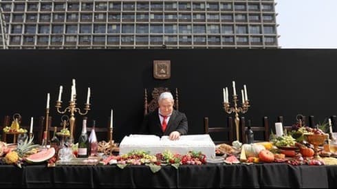 Netanyahu afirmó que la instalación de una estatua de él en una representación de la famosa pintura "La última cena" se trató de una amenaza de muerte contra él. (EPA) Netanyahu afirmó que la estatua de él en una representación de la famosa pintura "La última cena" se trató de una amenaza de muerte contra él.