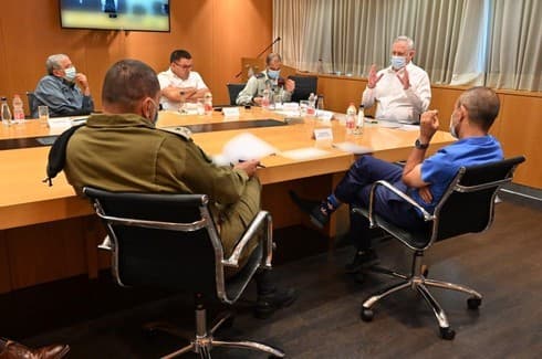 El ministro de Defensa, Benny Gantz, y el “zar” del coronavirus, profesor Ronni Gamzu, se reúnen con oficiales del Comando del Frente Interior. (Ministerio de Defensa) El ministro de Defensa, Benny Gantz, y el “zar” del coronavirus, profesor Ronni Gamzu, se reúnen con oficiales del Comando del Frente Interior.