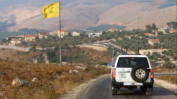 Una bandera de Hezbollah izada en el sur del Líbano, a metros de la frontera con Israel. 