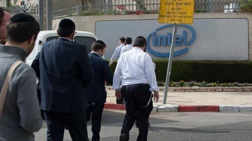 Jóvenes ultraortodoxos también pueden emplearse en la alta tecnología. (Eli Mendelbaum) Intel Ultraortodoxos