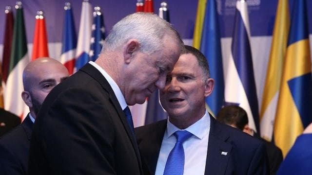 Ministro de Defensa, Benny Gantz y ministro de Salud, Yuli Edelstein. 