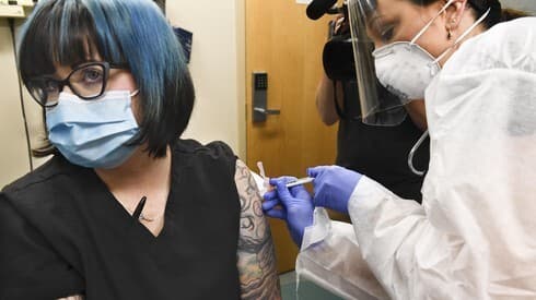 La enfermera Melissa Harting recibe una inyección durante la fase 3 del ensayo de Moderna. (AP) La enfermera de Nueva York Melissa Harting recibe una inyección durante el ensayo de fase 3 de Moderna.