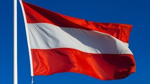 Los sobrevivientes de la Shoá que vivieron en Austria y sus descendientes podrán iniciar el proceso para recibir la ciudadanía austriaca a partir del próximo mes. (Shutterstock) Bandera de Austria.