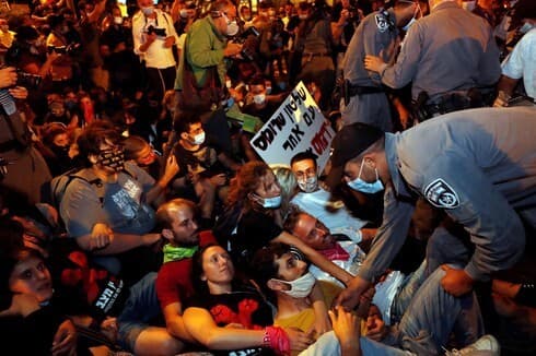 Manifestantes se niegan a abandonar el área durante las protesta contra Netanyahu en Jerusalem. (Reuters) Manifestantes se niegan a abandonar el área durante las protesta contra Netanyahu en Jerusalem.