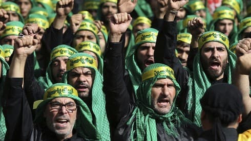 Partidarios de Hezbollah en el Líbano. El movimiento terrorista también se expresó en contra del acuerdo. (AP) Partidarios de Hezbollah realizan una manifestación en Líbano.