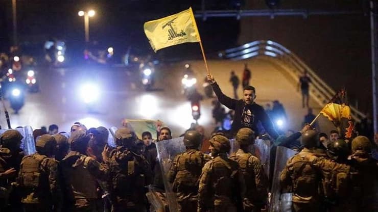 Manifestantes de Hezbollah y el movimiento Amal se enfrentan a la policía en Beirut a principios de este año. (Reuters) Manifestantes de Hezbollah y el movimiento Amal se enfrentan a la policía en Beirut a principios de este año.