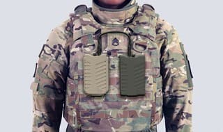 El dispositivo anti-dron de SKYLOCK se usa como un chaleco.