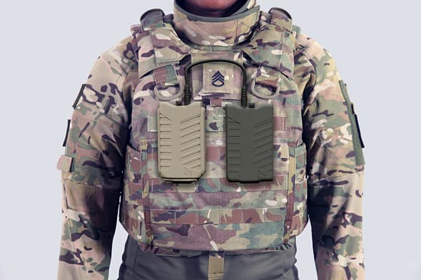 El dispositivo anti-dron de SKYLOCK se usa como un chaleco. 