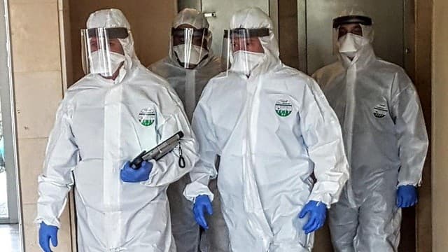 Policía a cargo de garantizar la cuarentena de personas puestas en aislamiento. (Ministerio de Salud de Israel) Policía a cargo de garantizar la cuarentena de personas puestas en aislamiento.