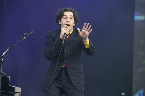 Matthew Healy, cantante de The 1975, uno de los firmantes de la carta abierta contra el antisemitismo. (AP) Matthew Healy, cantante de The 1975, fue uno de los firmantes de la carta abierta contra el antisemitismo.
