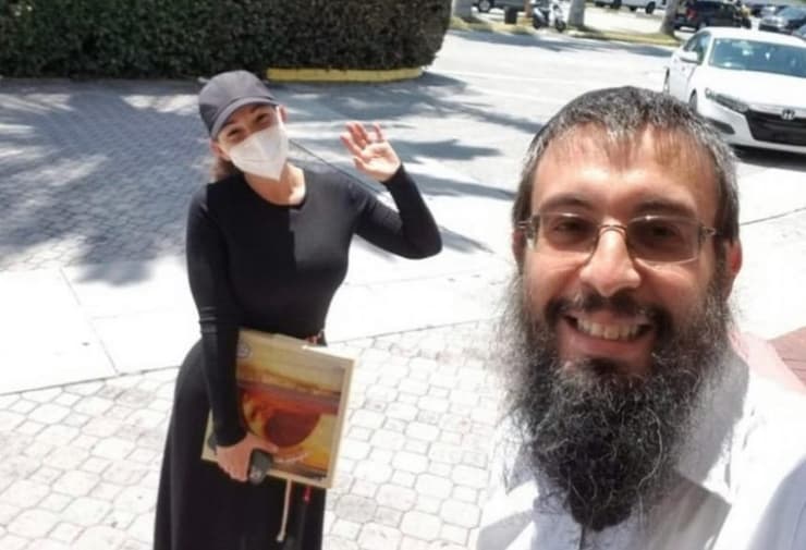 El rabino Yossi Smierc une a parejas de todo el mundo. 