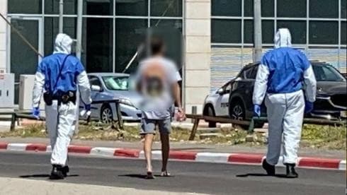 La policía detiene a un joven por romper la cuarentena. 