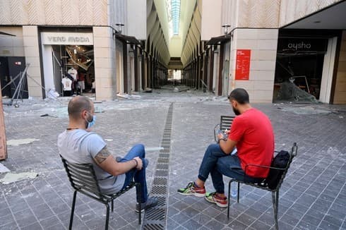 El gobernador de Beirut declaró que la mitad de la ciudad había sido golpeada. (EPA) El gobernador de Beirut declaró que la mitad de la ciudad había sido golpeada.