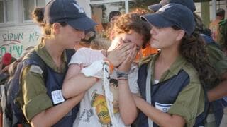 Una mujer es retirada por la fuerza de su hogar en un asentamiento de la Franja de Gaza en 2005.