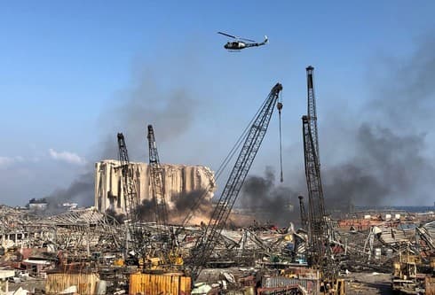 Los trabajos para extinguir el fuego continuaban hoy a la mañana. 