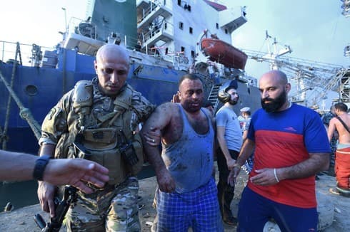 Evacuación de un hombre herido a bordo de un barco. 
