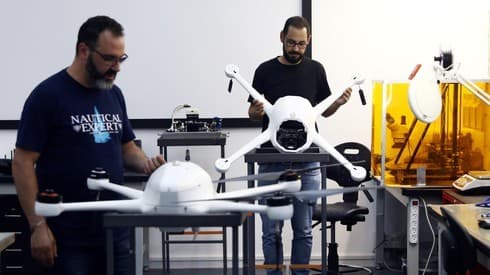 Empleados de Airobotics, compañía israelí que desarrolló drones probados por la policía de Singapur. (Reuters) Empleados de Airobotics, compañía israelí que desarrolló drones probados por la policía de Singapur.