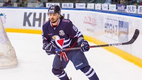 Sherbatov no teme convertirse en blanco de antisemitismo y afirma que su llegada provocó repercusiones positivas en la ciudad. (Yosef Kafka) Sherbatov Hockey Auschwitz