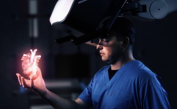 Una persona observa el holograma de un corazón humano. 