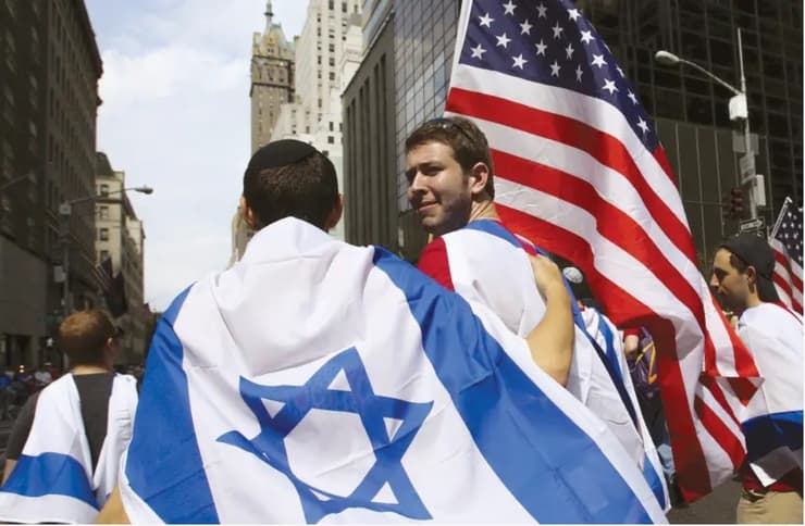 Los manifestantes llevan banderas israelíes y estadounidenses en el evento “Celebrate Israel” en Nueva York. (Reuters) Los manifestantes llevan banderas israelíes y estadounidenses en el evento “Celebrate Israel” en Nueva York.