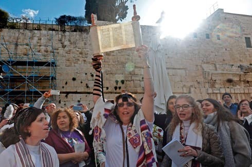 Miembros de la asociación “Mujeres del Muro” rezan en el Muro de los Lamentos en Jerusalem. (AFP) Miembros de la asociación “Mujeres del Muro” rezan en el Muro de los Lamentos en Jerusalem.
