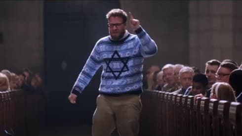 El actor judío Seth Rogen luciendo un suéter de La Estrella de David en una película de 2015. (captura de pantalla) El actor judío Seth Rogen luciendo un suéter de La Estrella de David en una película de 2015.