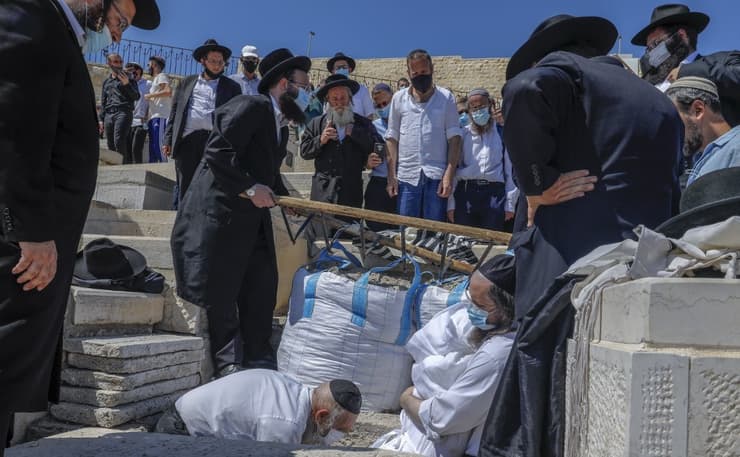 El funeral del rabino Steinsaltz en el Monte de los Olivos de Jerusalem. 