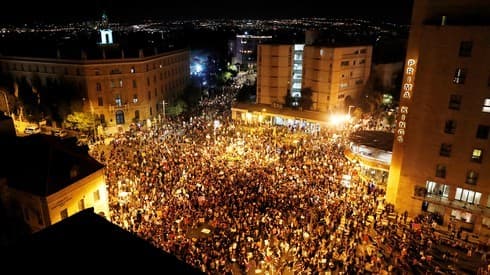Protesta contra el gobierno frente a la residencia del primer ministro en Jerusalem. (Reuters) Protestas en Israel