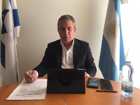 El embajador argentino, Sergio Urribarri, muy activo para promover el intercambio comercial entre Argentina e Israel. (Prensa Cancillería argentina) El embajador argentino, en momentos de realizar el seminario, que se hizo vía Zoom y YouTube.